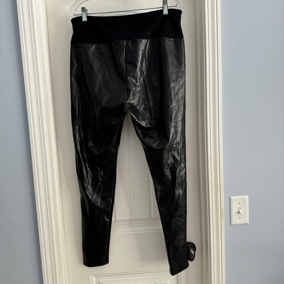 Spanx Assets 1X Black All Over Faux Leather Leggings ~ Slimming Shiny - Picture 3 of 9